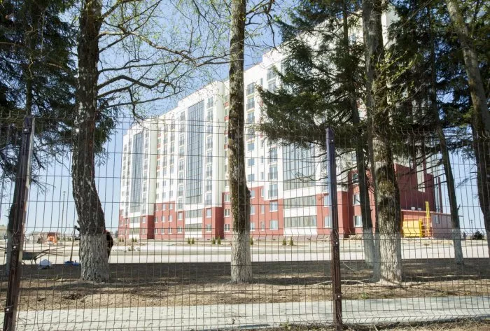 Забор вокруг многоквартирного дома